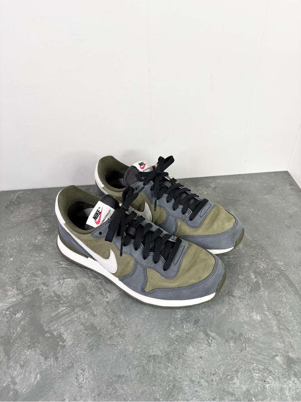 Nike green internationalist sneaker men’s size 8.5 suede leather grey white